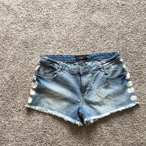 Cutoff Jean shorts with bleached details on side